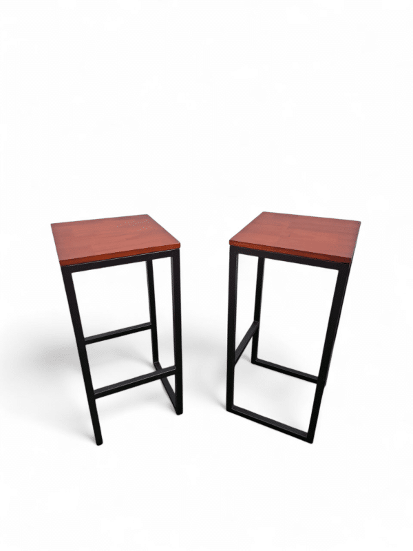 Par de bancos altos con asiento de madera y estructura metálica negra, ideales para una barra desayunadora moderna, aportando estilo y funcionalidad a cualquier cocina.