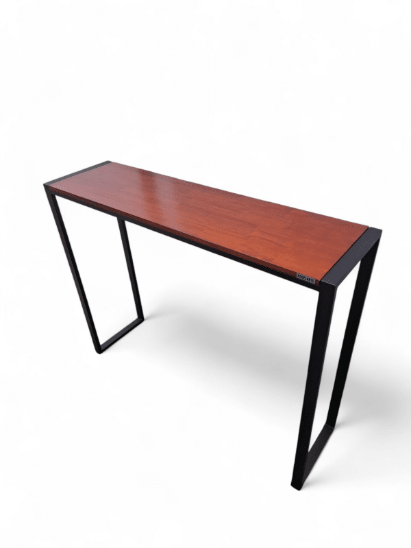Mesa alta de cocina con tablero de madera oscura y estructura metálica negra; ideal para uso en barras de desayuno o comedor moderno. Diseño minimalista y funcional.