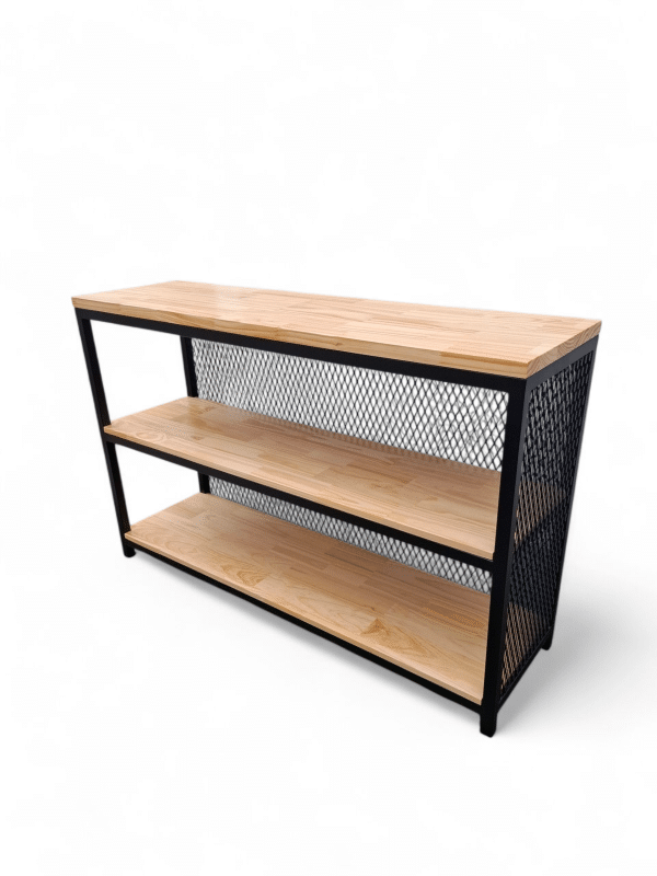 Mesa estilo industrial con estantes de madera y estructura metálica negra. Ideal como recibidor en el hogar para organizar decoraciones y artículos de uso diario.