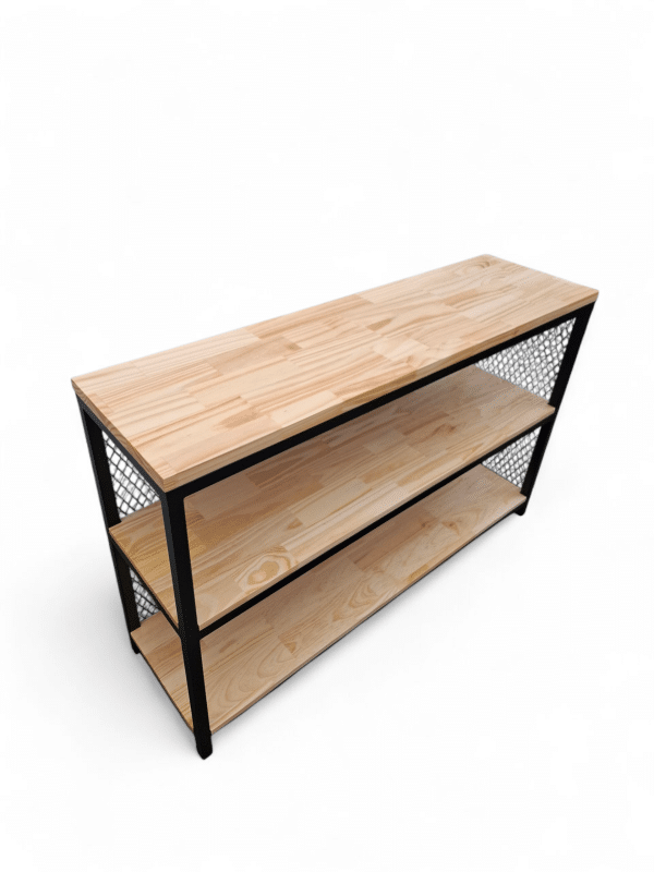 Mesada de madera clara con estructura metálica negra. Ideal para recibidor, ofrece funcionalidad y estilo con sus amplios estantes para almacenamiento y decoración.