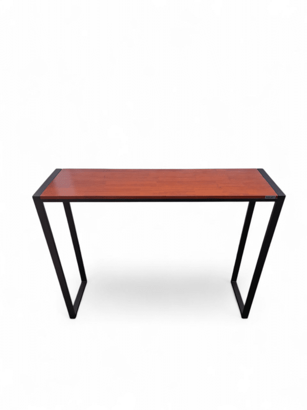Moderna barra alta de cocina con estructura de metal negro y superficie de madera, ideal para desayunos rápidos o como espacio adicional de trabajo en cocinas contemporáneas.