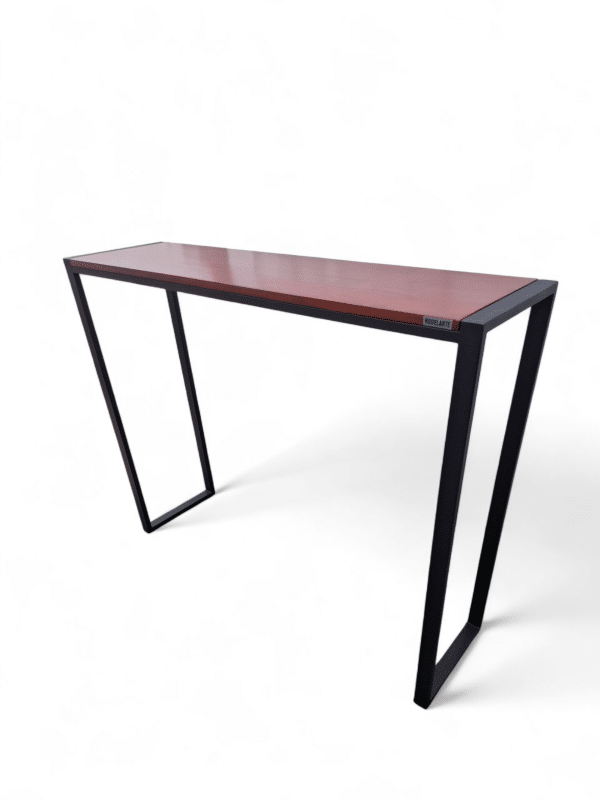 Barra alta de cocina con estructura metálica negra y superficie de madera oscura, ideal para desayunos rápidos o reuniones informales en la cocina. Diseño moderno y funcional.