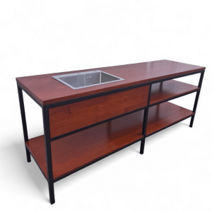 Una mesada de cocina de madera con fregadero integrado, ideal para preparación de alimentos y almacenamiento en sus estantes abiertos. Perfecta para cocinas modernas y funcionales.