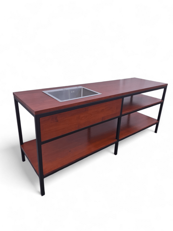 Isla de Cocina Industrial con Almacenaje Una mesada de cocina de madera con fregadero integrado, ideal para preparación de alimentos y almacenamiento en sus estantes abiertos. Perfecta para cocinas modernas y funcionales.