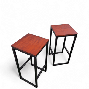 Dos bancos altos con asientos de madera y estructura metálica negra, ideales para barra desayunador. Diseño moderno y funcional para optimizar el espacio en cocinas pequeñas.