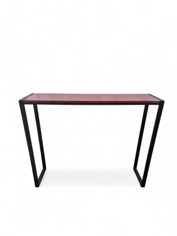 Barra alta de cocina moderna con tablero de madera y estructura metálica negra. Ideal para desayunos rápidos o como espacio adicional en cocinas pequeñas.