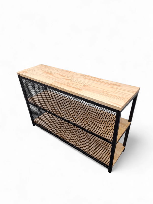 Mesa recibidor de madera con estructura metálica enrejada. Ideal para entradas, combina almacenamiento y diseño moderno para colocar decoraciones o almacenar objetos.