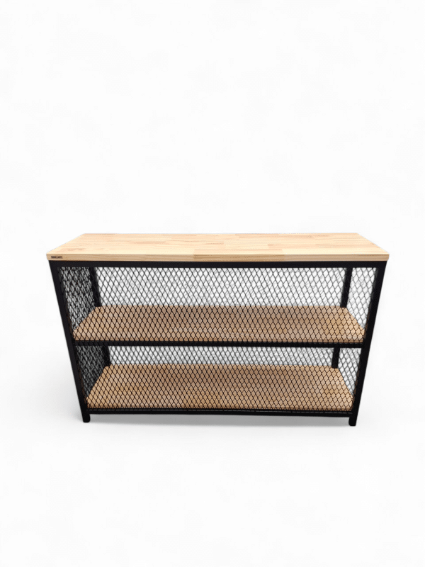 Mesada de recibidor con diseño industrial, estructura de malla metálica negra y estantes de madera clara. Ideal para almacenar decoraciones y recibos en la entrada del hogar.