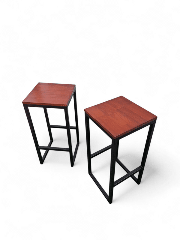 Bancos modernos de madera con estructura metálica, ideales para barra desayunador. Diseño minimalista que complementa espacios contemporáneos.