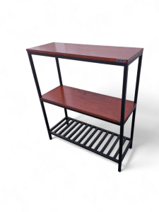 Estantería de cocina con estructura de metal negro y estantes de madera marrón. Ideal para almacenar utensilios o despensa, optimizando espacio en la cocina.