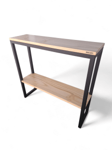 Moderna mesita de entrada con estructura metálica negra y estantes de madera clara. Ideal para organizar el espacio con estilo minimalista. Perfecta para recibidores pequeños.