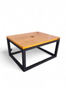 Mueble flotante de baño con estructura de metal negro y superficie de madera clara, ideal para optimizar el espacio, brindar almacenamiento y un toque moderno al baño.