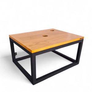 Mueble flotante de baño con estructura de metal negro y superficie de madera clara, ideal para optimizar el espacio, brindar almacenamiento y un toque moderno al baño.