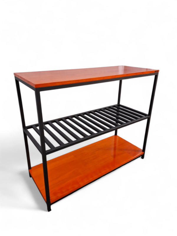 Repisa Industrial para Cocina: Almacenaje Práctico Repisa de cocina moderna con estructura de metal negro y estantes de madera. Ideal para almacenar utensilios, especias o decoraciones, maximizando el espacio.