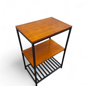 Mesita de madera con estructura metálica, ideal como revistero. Incluye dos estantes y una rejilla inferior para organizar revistas y periódicos en el salón.