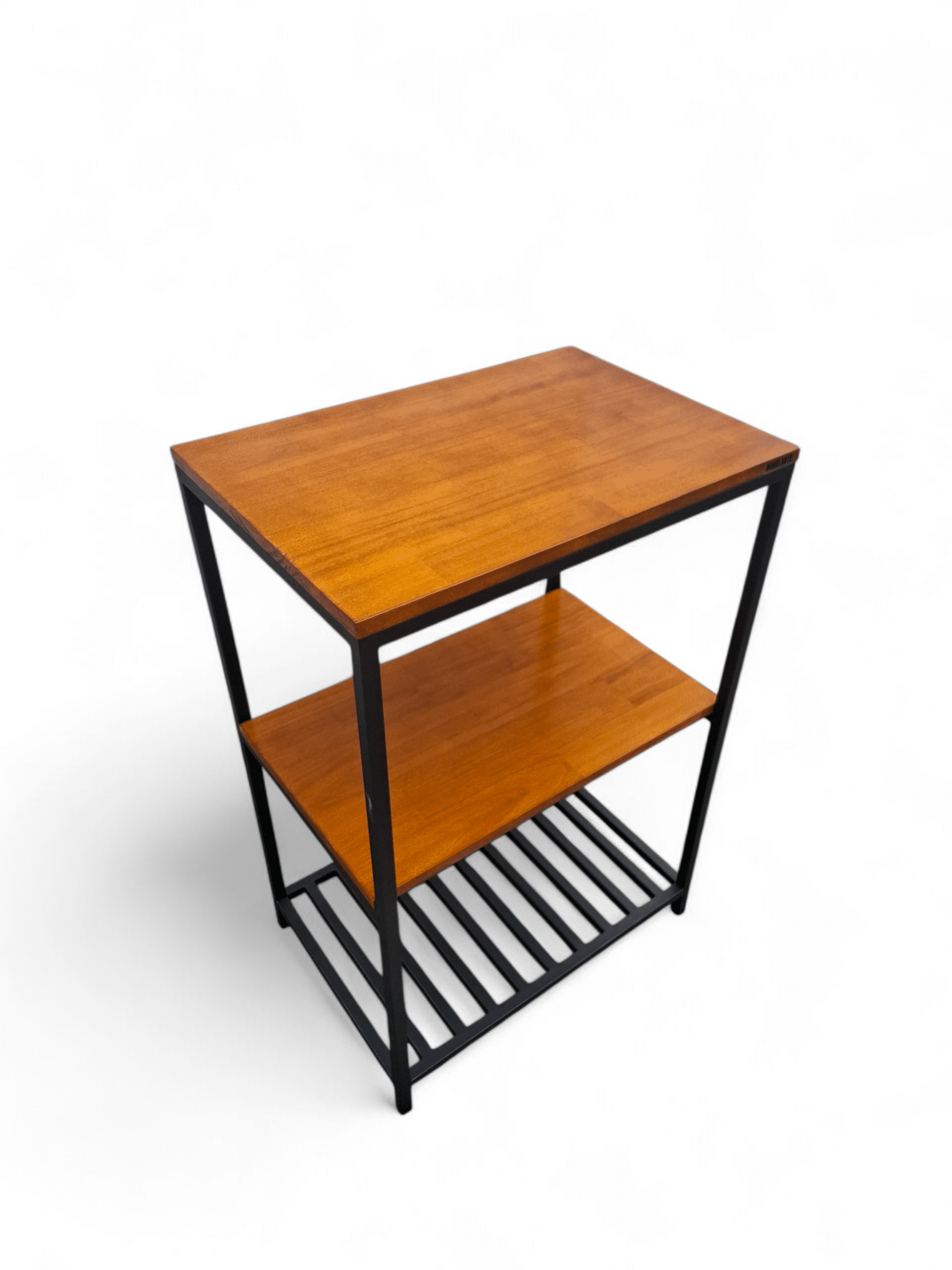 Mesita de madera con estructura metálica, ideal como revistero. Incluye dos estantes y una rejilla inferior para organizar revistas y periódicos en el salón.