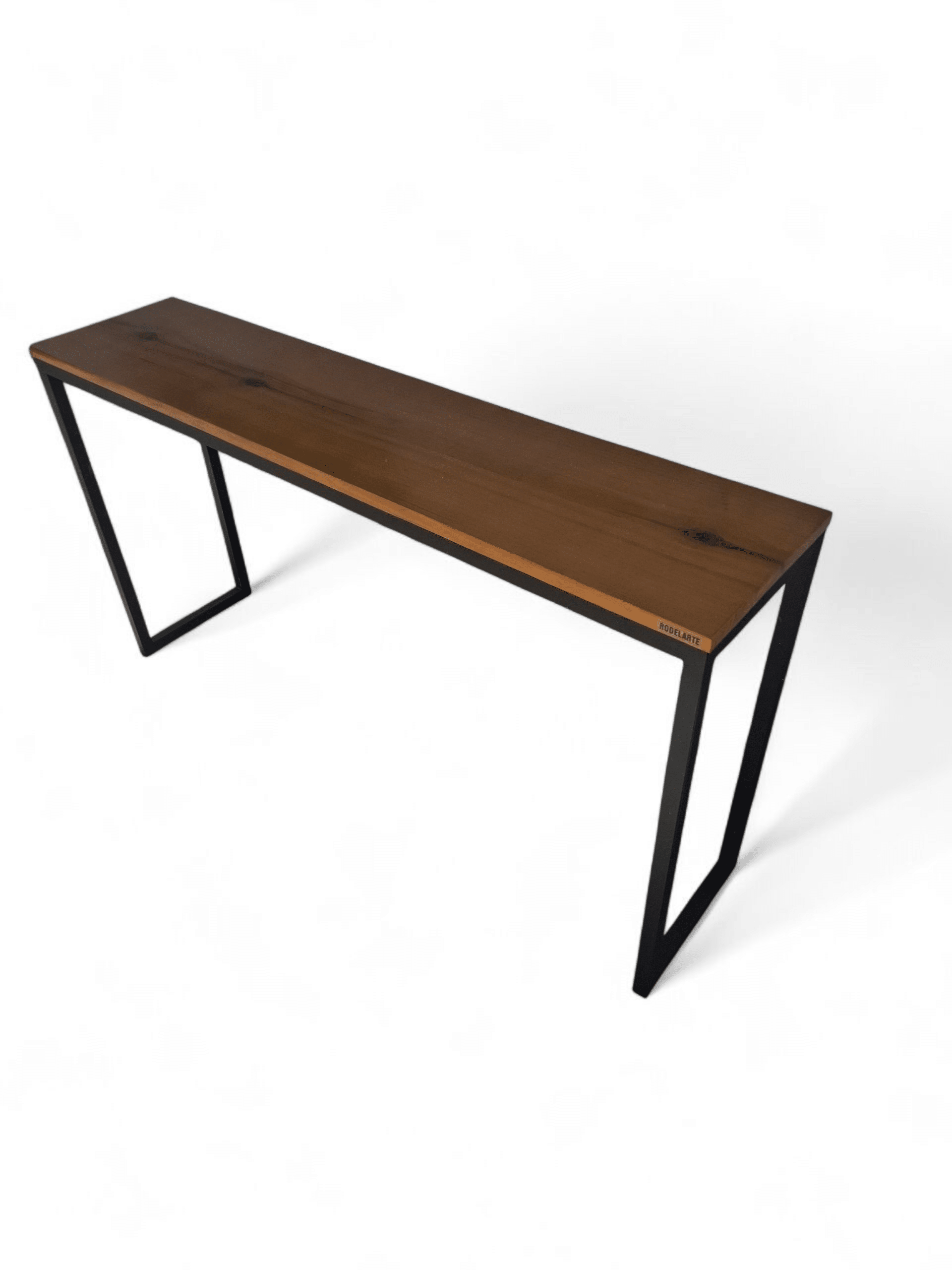 Mesa soporte robusta y elegante con tablero de madera y estructura metálica negra, ideal para sostener un piano o teclado en espacios modernos.