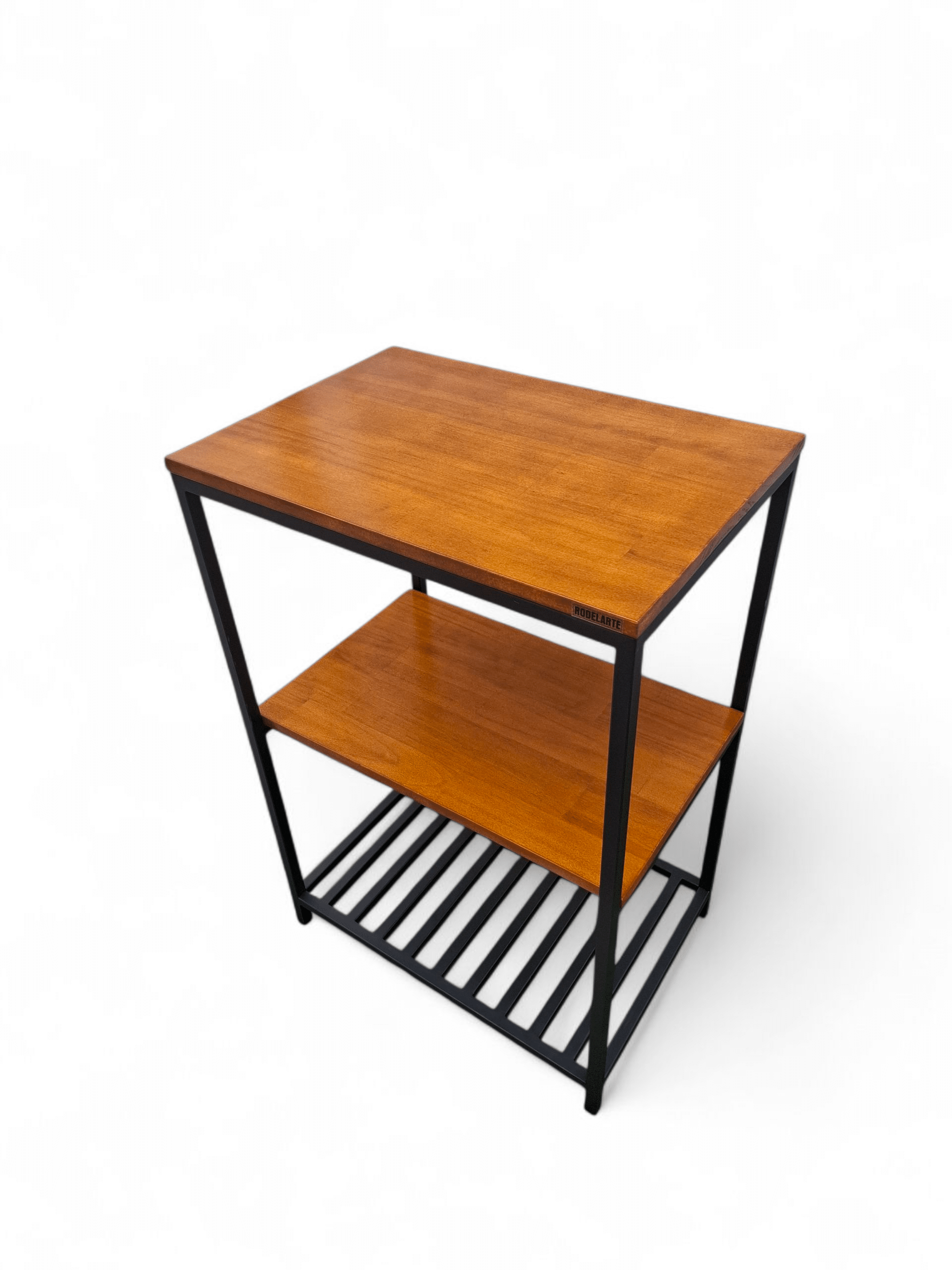 Mesita de madera con estructura metálica, ideal como revistero. Cuenta con dos estantes y una base rejilla para organizar revistas o libros en espacios modernos y funcionales.