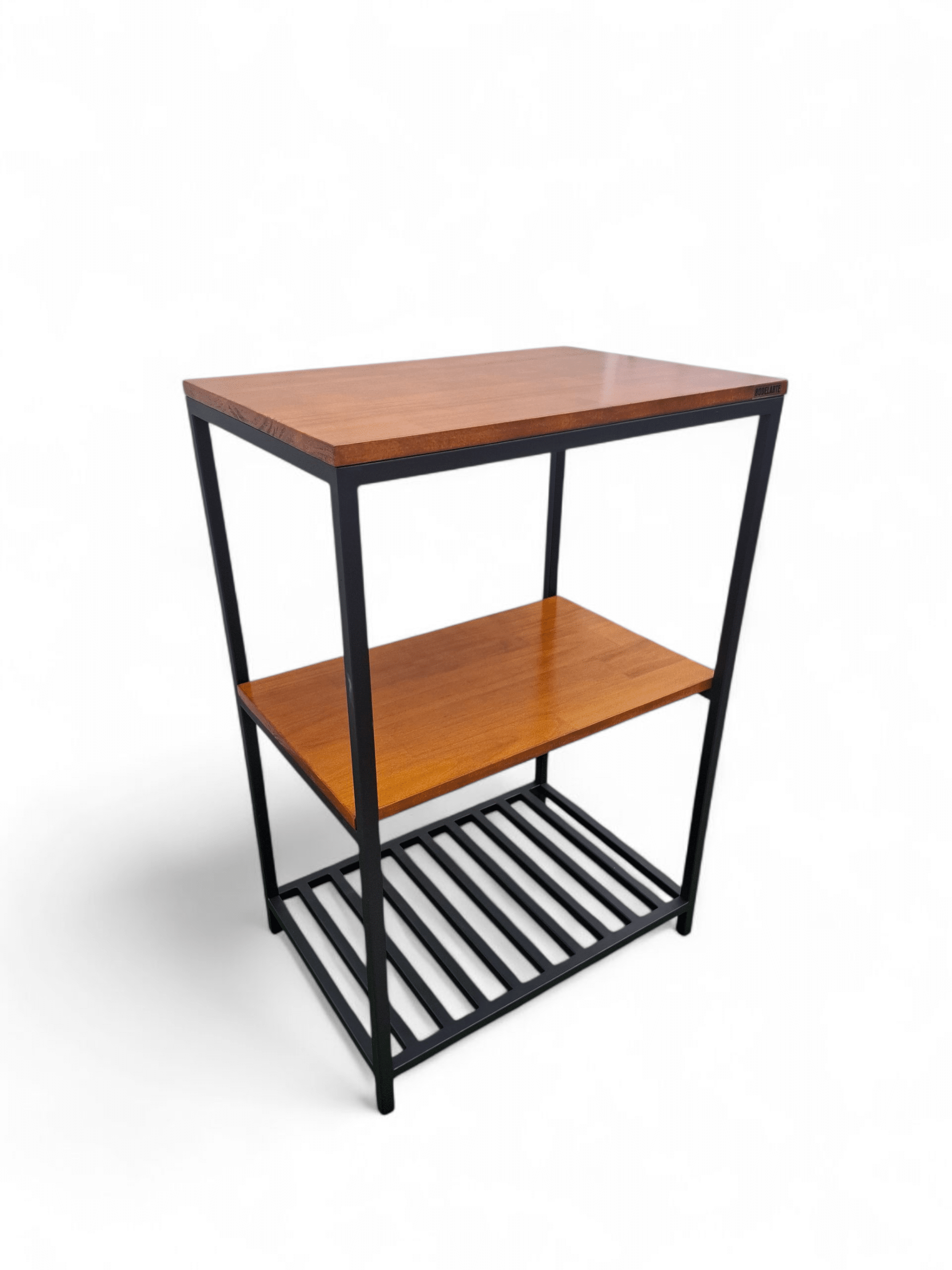 Mesita revistero moderna con estructura de metal negro y estantes de madera. Ideal para almacenar revistas u organizar espacio en la sala de estar. Diseño funcional y decorativo.