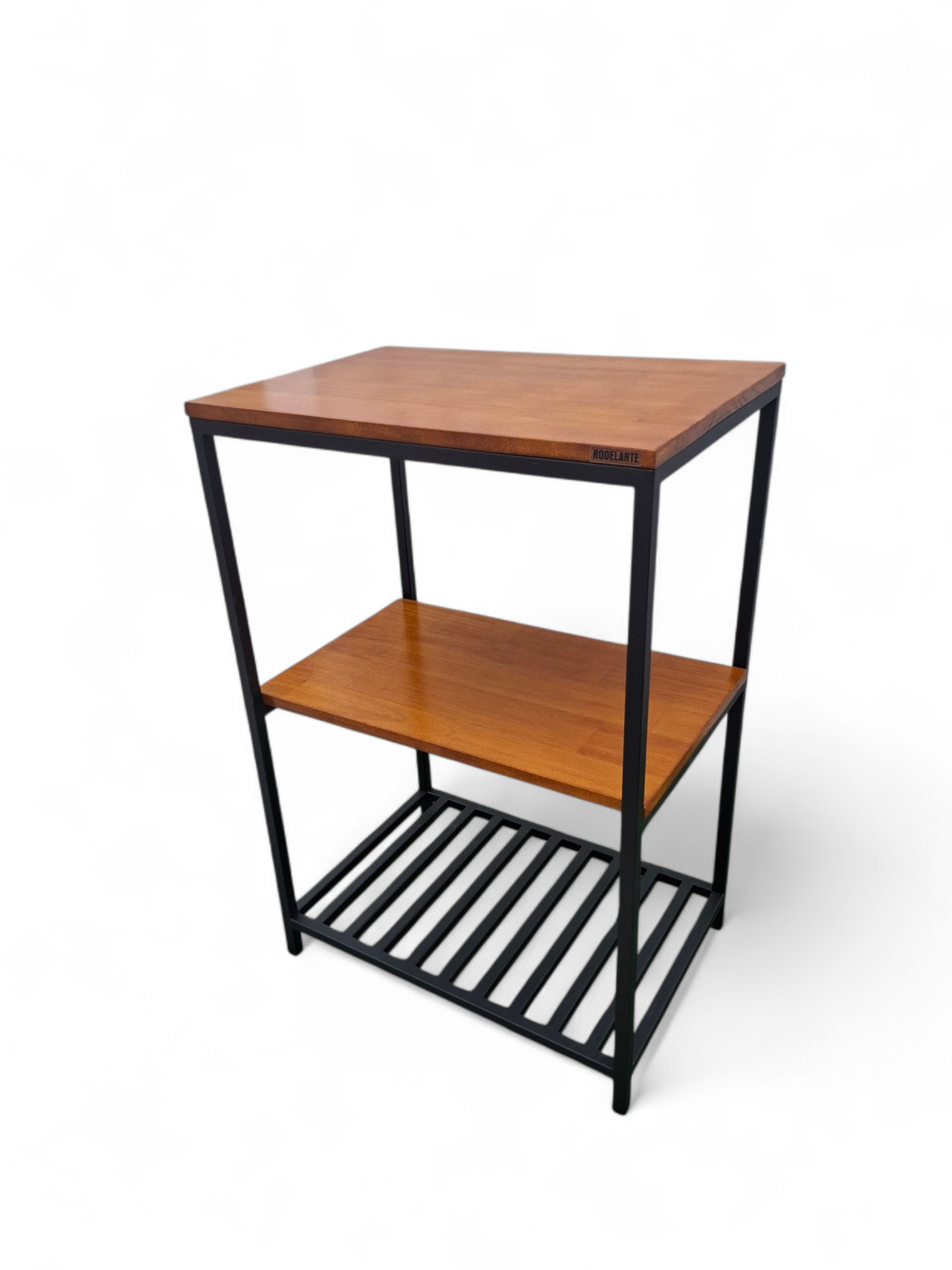 Mesita de madera con estructura metálica negra. Incluye estante intermedio y base rejilla, ideal para almacenar revistas. Perfecta para sala o rincón de lectura.