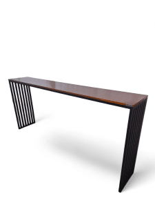 Barra mesada de diseño moderno, con superficie de madera y soporte metálico. Ideal para reuniones en el club, proporcionando estilo y funcionalidad. Perfecta para servir bebidas o snacks.