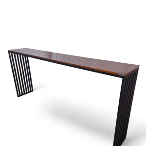 Barra mesada de diseño moderno, con superficie de madera y soporte metálico. Ideal para reuniones en el club, proporcionando estilo y funcionalidad. Perfecta para servir bebidas o snacks.