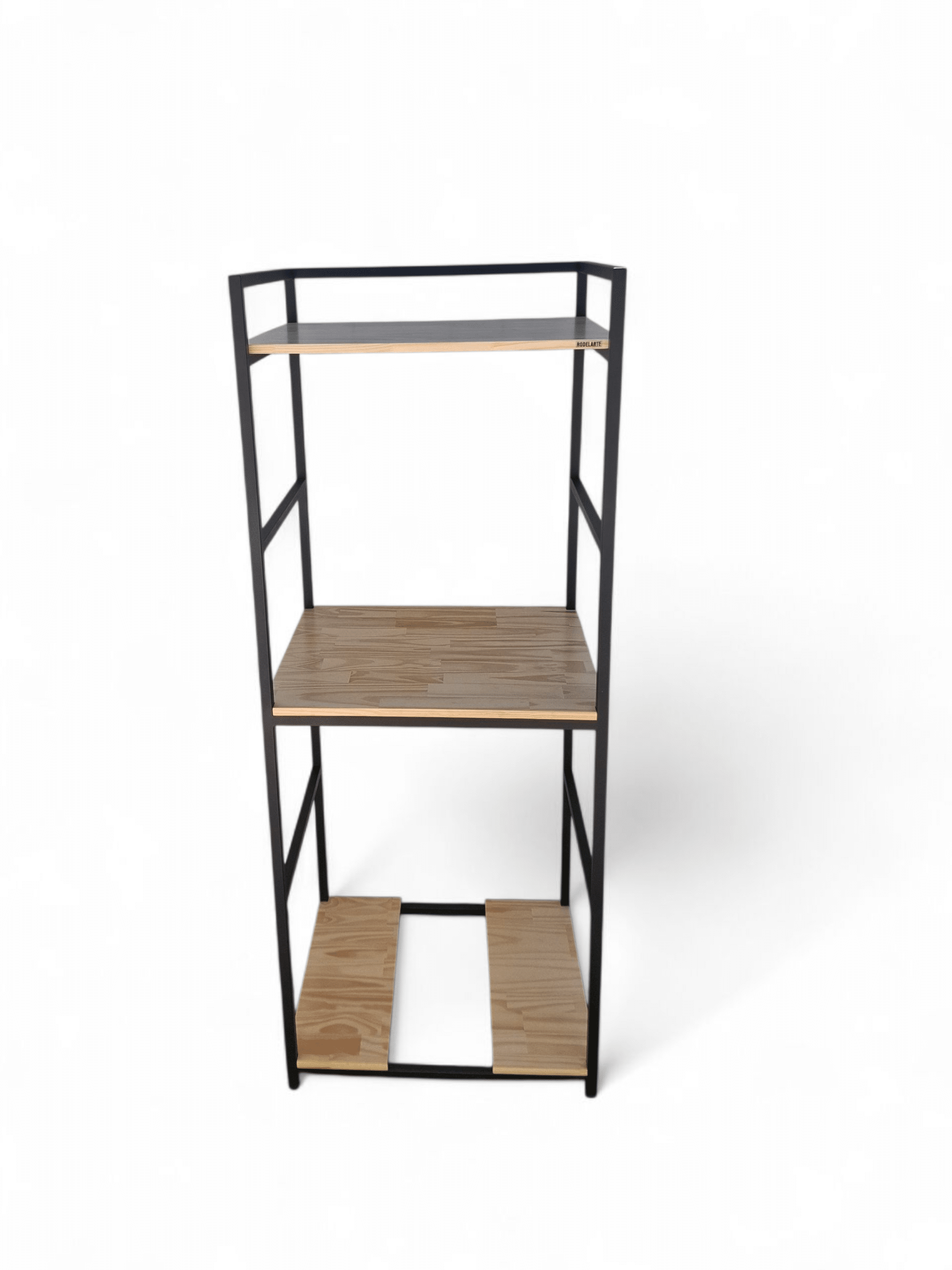 Estantería vertical con estructura metálica y estantes de madera, ideal para organizar productos de limpieza en el lavadero, optimizando el espacio con estilo funcional.