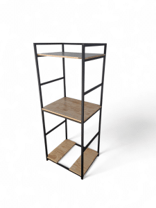 Mueble de almacenamiento para lavadero con estructura metálica negra y estantes de madera, ideal para organizar productos de limpieza y mantener el orden en espacios reducidos.