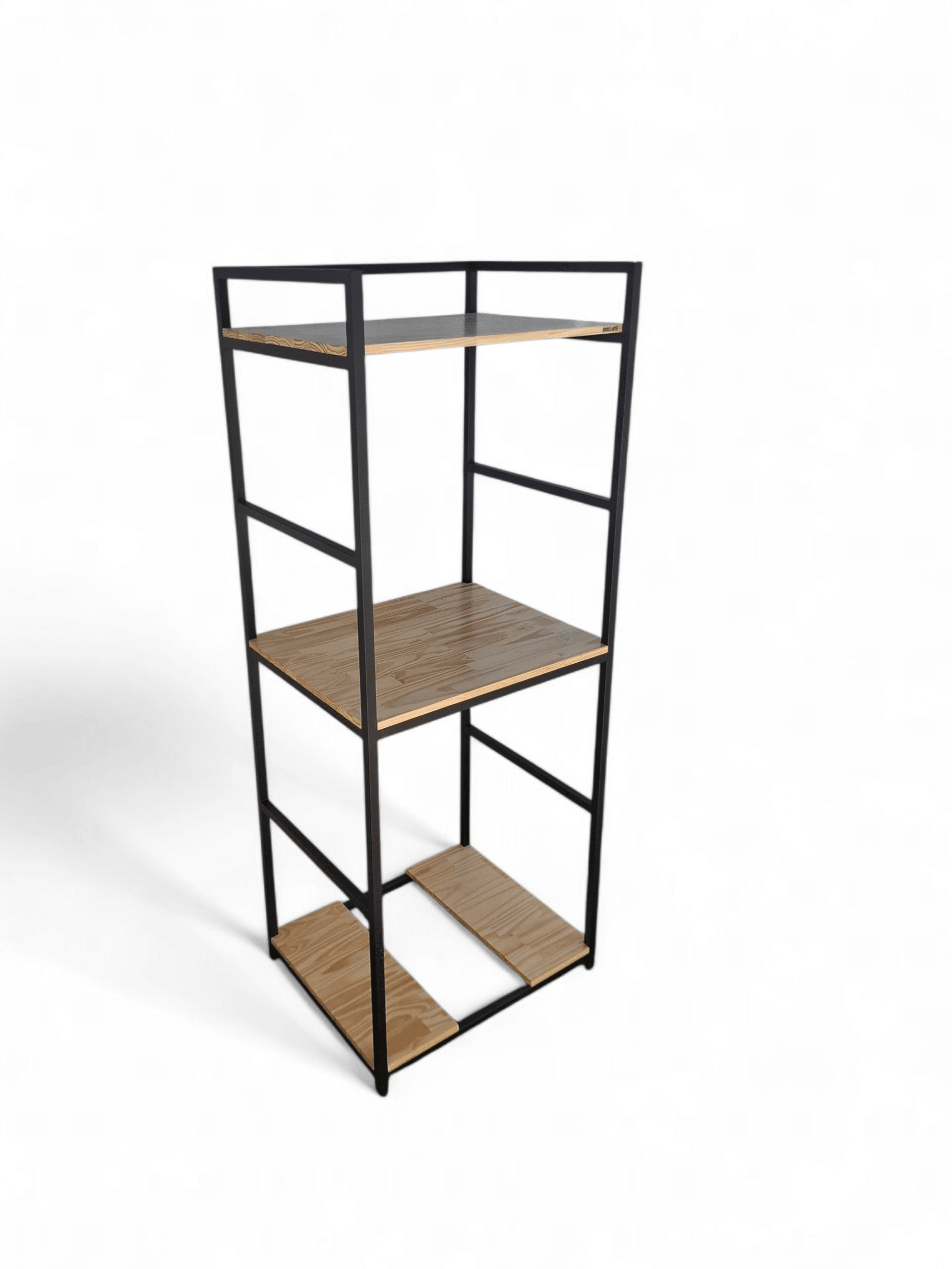 Mueble de metal y madera con estantes, ideal para organizar artículos en un lavadero. Diseño abierto, permite almacenamiento eficiente de detergentes, toallas o cestos de ropa.