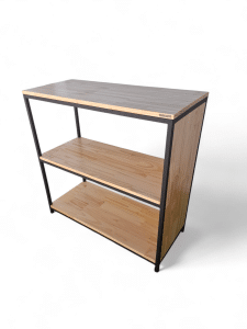 Mesa mostrador con diseño moderno, estructura de metal y dos estantes de madera natural. Ideal para exhibir productos o almacenar utensilios en negocios o cocinas.