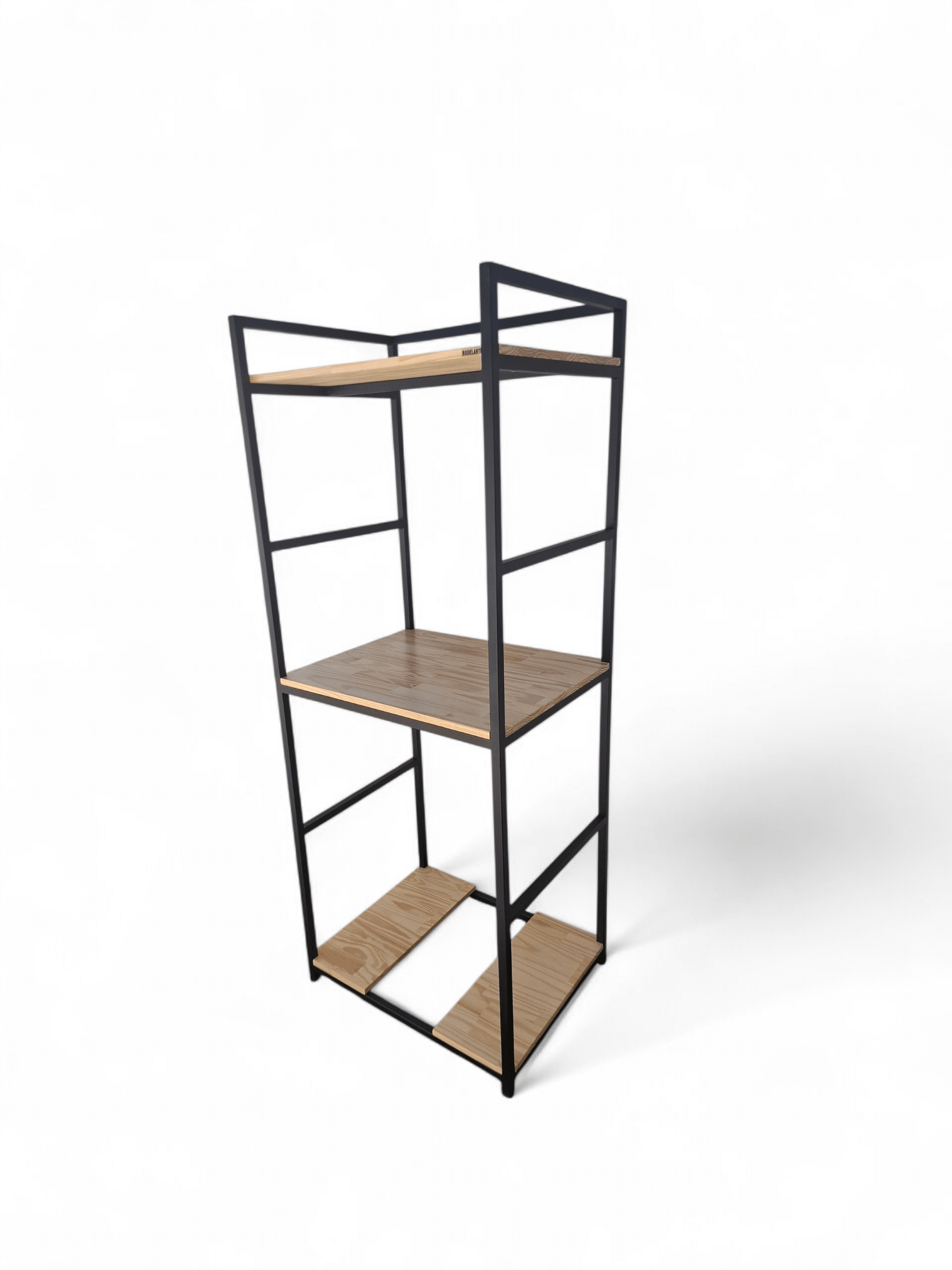 Mueble combinado 3 estantes de madera y estructura metálica negra ideal para lavadero. Perfecto para organizar detergentes, toallas y artículos de limpieza.