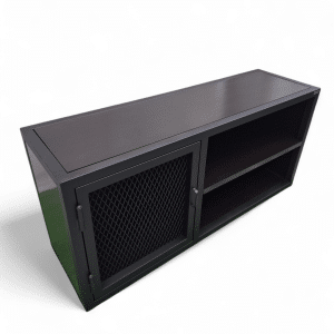 Rack TV moderno de metal negro con puerta de rejilla y estantes abiertos para organizar dispositivos electrónicos y accesorios del televisor. Ideal para una sala de estar contemporánea.