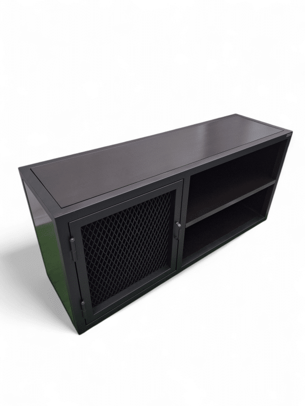 Rack TV moderno de metal negro con puerta de rejilla y estantes abiertos para organizar dispositivos electrónicos y accesorios del televisor. Ideal para una sala de estar contemporánea.