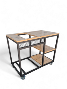 Mueble metálico con estantes de madera, diseñado para empotrar un horno. Ideal para cocinas modernas, ofrece movilidad y almacenamiento adicional con sus repisas y ruedas.