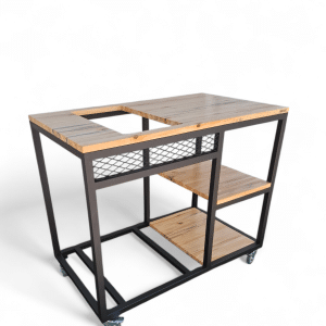 Mueble metálico con estantes de madera, diseñado para empotrar un horno. Ideal para cocinas modernas, ofrece movilidad y almacenamiento adicional con sus repisas y ruedas.