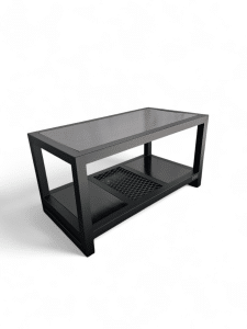 Mesa ratona negra moderna con estructura metálica y estante inferior. Ideal para sala de estar, ofrece estilo y funcionalidad para revistas o decoración.