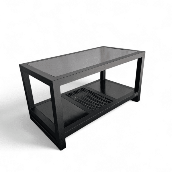 Mesa ratona negra moderna con estructura metálica y estante inferior. Ideal para sala de estar, ofrece estilo y funcionalidad para revistas o decoración.