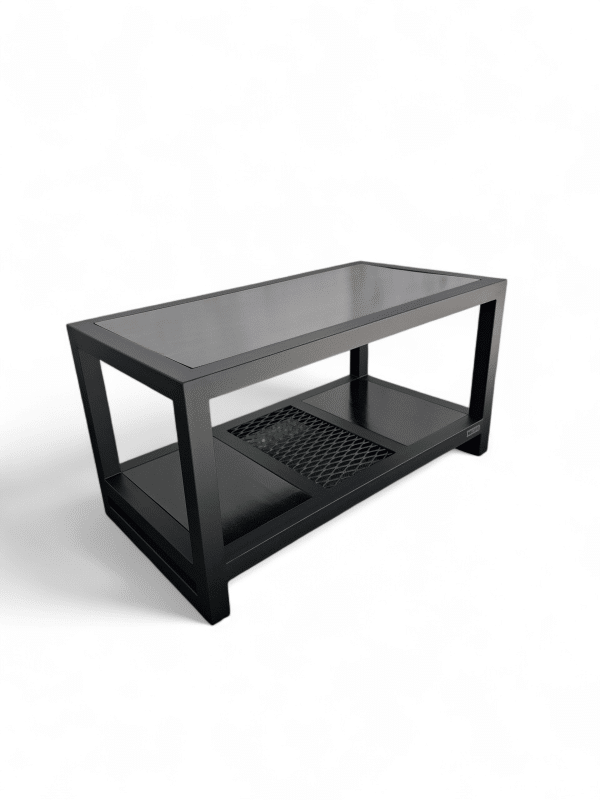 Mesa ratona negra moderna con estructura metálica y estante inferior. Ideal para sala de estar, ofrece estilo y funcionalidad para revistas o decoración.