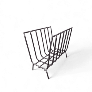 Estructura metálica resistente, ideal como quemador para parrilleros. Diseñada para soportar leña o carbón, optimiza el flujo de aire y mejora la eficiencia del fuego en barbacoas.