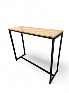 Mesa alta con tablero de madera y estructura metálica negra, ideal como desayunador para exteriores. Combina estilo moderno y funcionalidad, optimizando el espacio en terrazas o jardines.