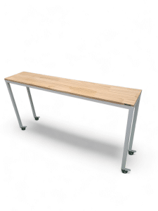 Mesa móvil con ruedas, ideal para camas de dos plazas. Superficie de madera con estructura metálica, perfecta para trabajar o comer en la comodidad de la cama.