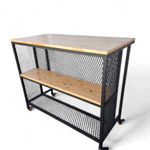 Barra portátil para barbacoa con estantes de madera y estructura de metal; ideal para organizar utensilios y servir alimentos al aire libre.