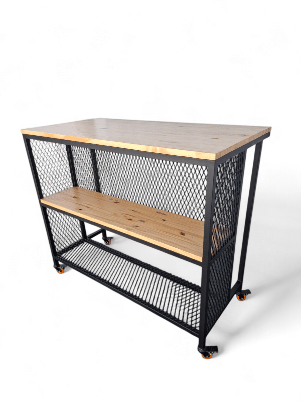 Barra portátil para barbacoa con estantes de madera y estructura de metal; ideal para organizar utensilios y servir alimentos al aire libre.