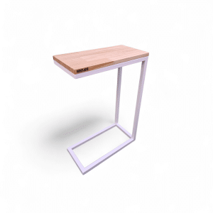 Mesita auxiliar clara con estructura metálica y superficie de madera, ideal para apoyar bebidas o dispositivos junto al sillón. Diseño moderno y funcional.
