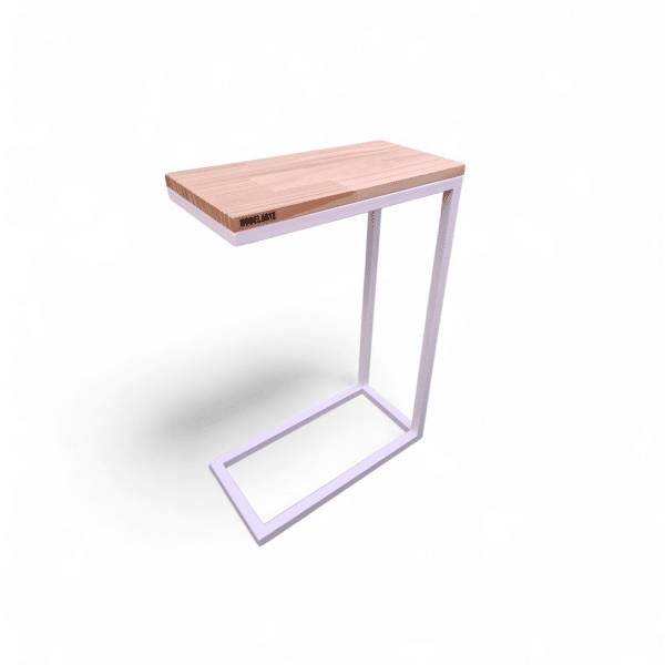 Mesita auxiliar clara con estructura metálica y superficie de madera, ideal para apoyar bebidas o dispositivos junto al sillón. Diseño moderno y funcional.