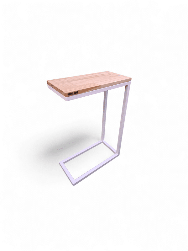 Mesita auxiliar clara con estructura metálica y superficie de madera, ideal para apoyar bebidas o dispositivos junto al sillón. Diseño moderno y funcional.