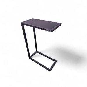 Mesita de sillón oscura con estructura metálica minimalista, ideal para sostener libros, bebidas o dispositivos mientras se descansa cómodamente. Perfecta para espacios modernos y funcionales.