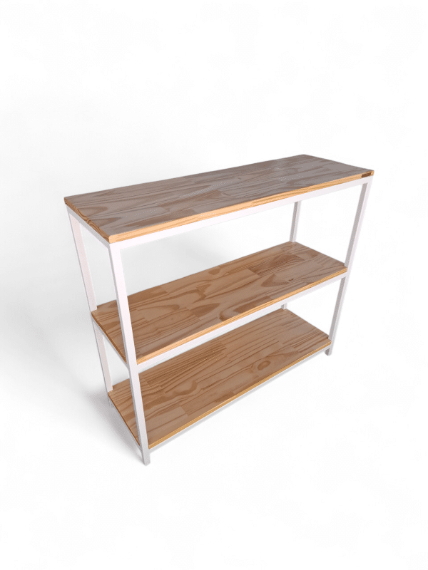 Repisa auxiliar de cocina con estantes de madera y estructura metálica blanca, ideal para organizar utensilios, especias o productos de cocina, optimizando el espacio disponible.