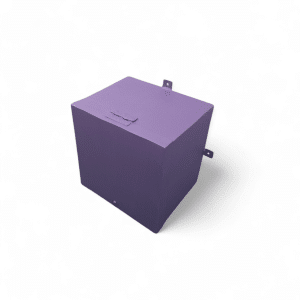 Caja protectora morada para bomba de agua, diseñada para uso en exteriores. Ofrece protección contra el clima y permite un acceso fácil para mantenimiento. Ideal para jardines o áreas al aire libre.