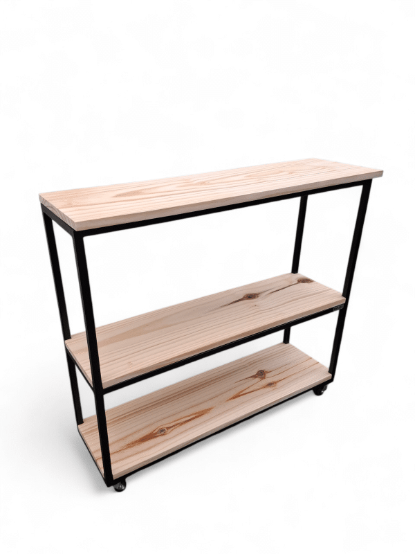 Estante Versátil con Ruedas de 3 Niveles Mueble recibidor móvil de tres estantes de madera con estructura metálica negra, ideal para almacenar libros y decoraciones en la entrada del hogar.